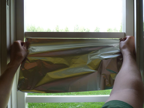 Vaihe 7: Aseta alumiinifolion pätkän yläreuna paikoilleen