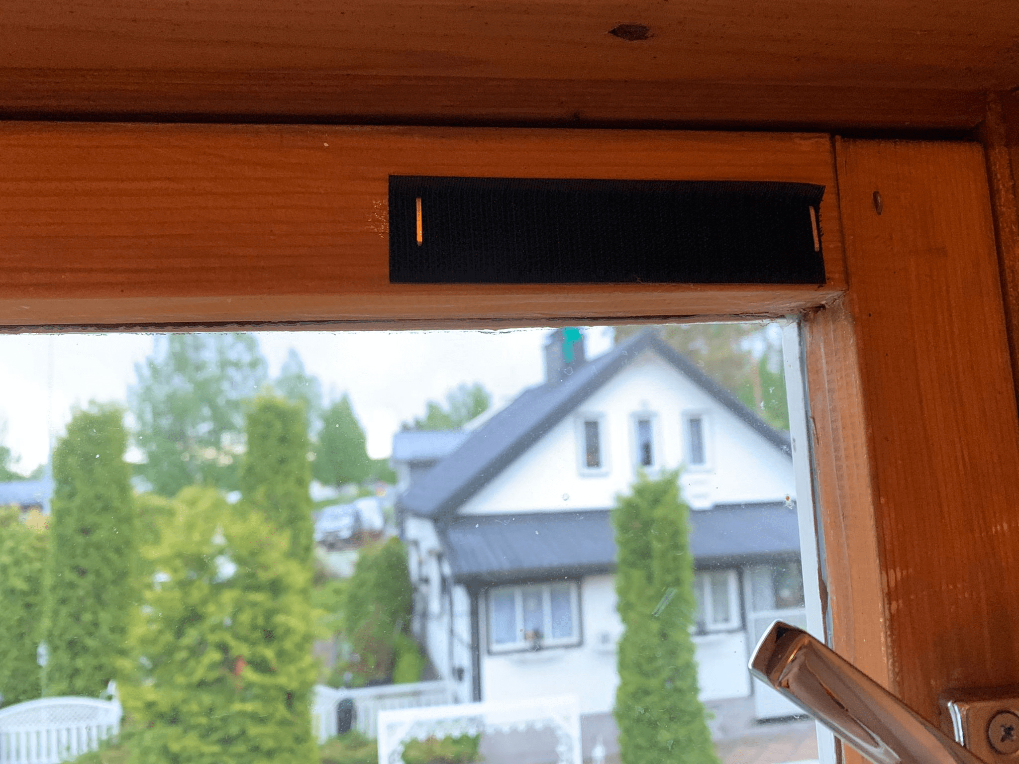 Tarranauhan koukkupuolta karmeissa