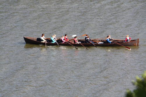 Ökyveneilijöiden lauma matkalla kyykyttämään köyhiä (Kuva: Anneli Salo)