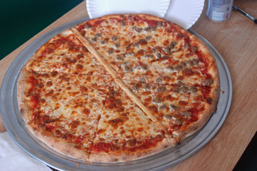 Valmiiksi puolitettu pizza