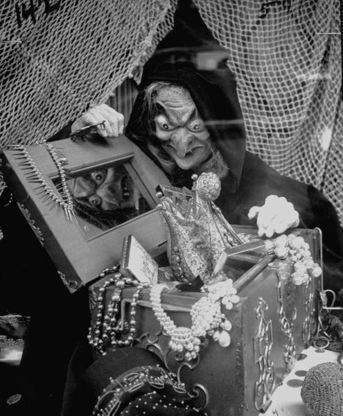 Avarice, envy, pride. Three fatal sparks, have set the hearts of all on Fire. (Kuva: LIFE)