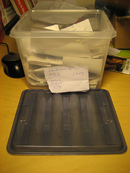 Kuukauden kuitit laatikossa