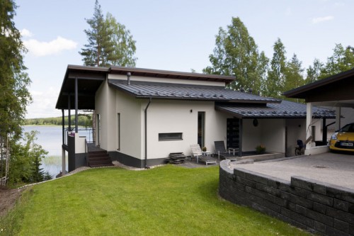 Oma iso kivitalon järven rannalla palveluiden lähellä kaukana naapureista