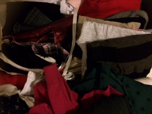 Kasa ehjiä naistenvaatteita matkalla Fidalle