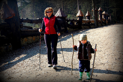 Isoäiti ja lapsenlapsi kävelyllä (Kuva: tomek.pl)