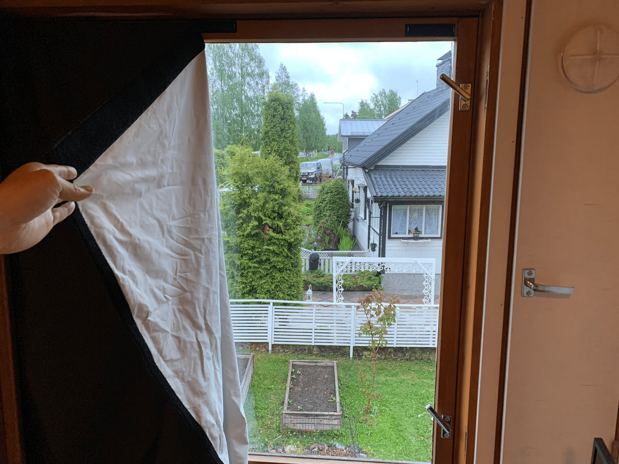 Pimennysverho kiinnitettynä karmiin