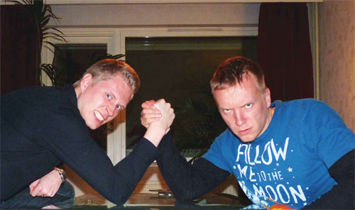 Antti alias Saituri vasemmalla, Markus alias Tarkkamarkka oikealla