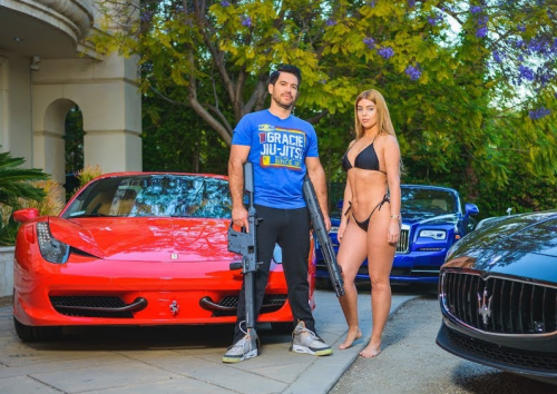 Huvila? Check. Ferrari? Check. Aseita? Check. Supermalli? Check.