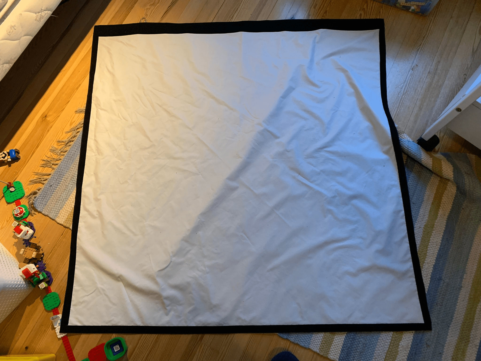 Tarranauhat ommeltuna pimennysverhoon