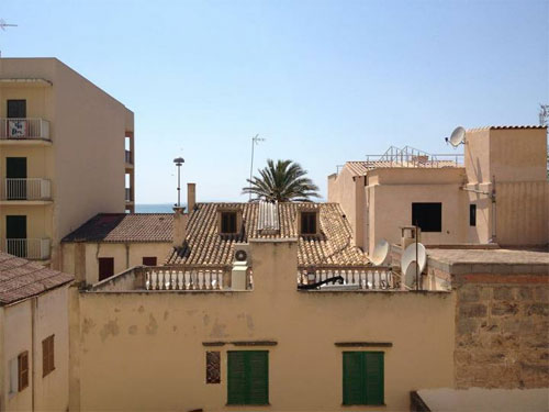 Huone merinäköalalla. Meri kuvassa vasemmalla keskellä.