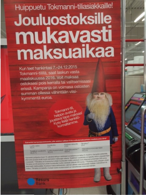 Tokmanni-tilin mainos Tokmannin sisäänkäynnin edessä