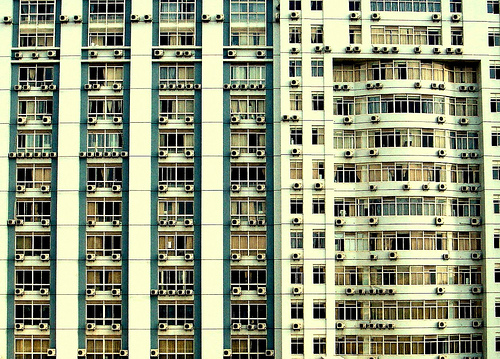 Ilmastointilaitteita ikkunoissa (Flickr: yezi9713)